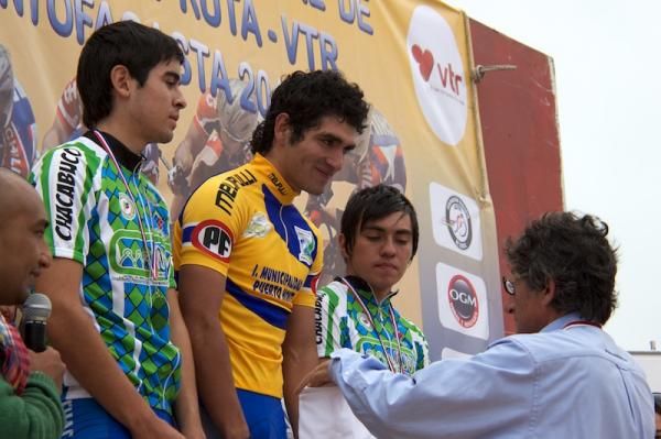 Edison Bravo (Melipulli) about to get his gold medal