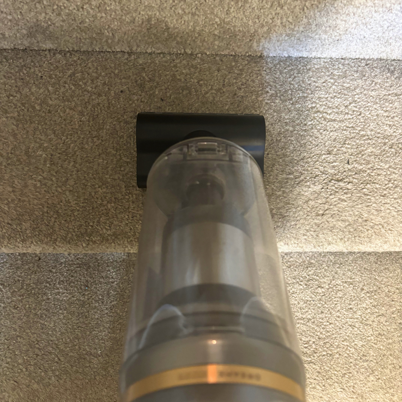 Dreame V20 Pro Cordless motorised mini-brush on stairs