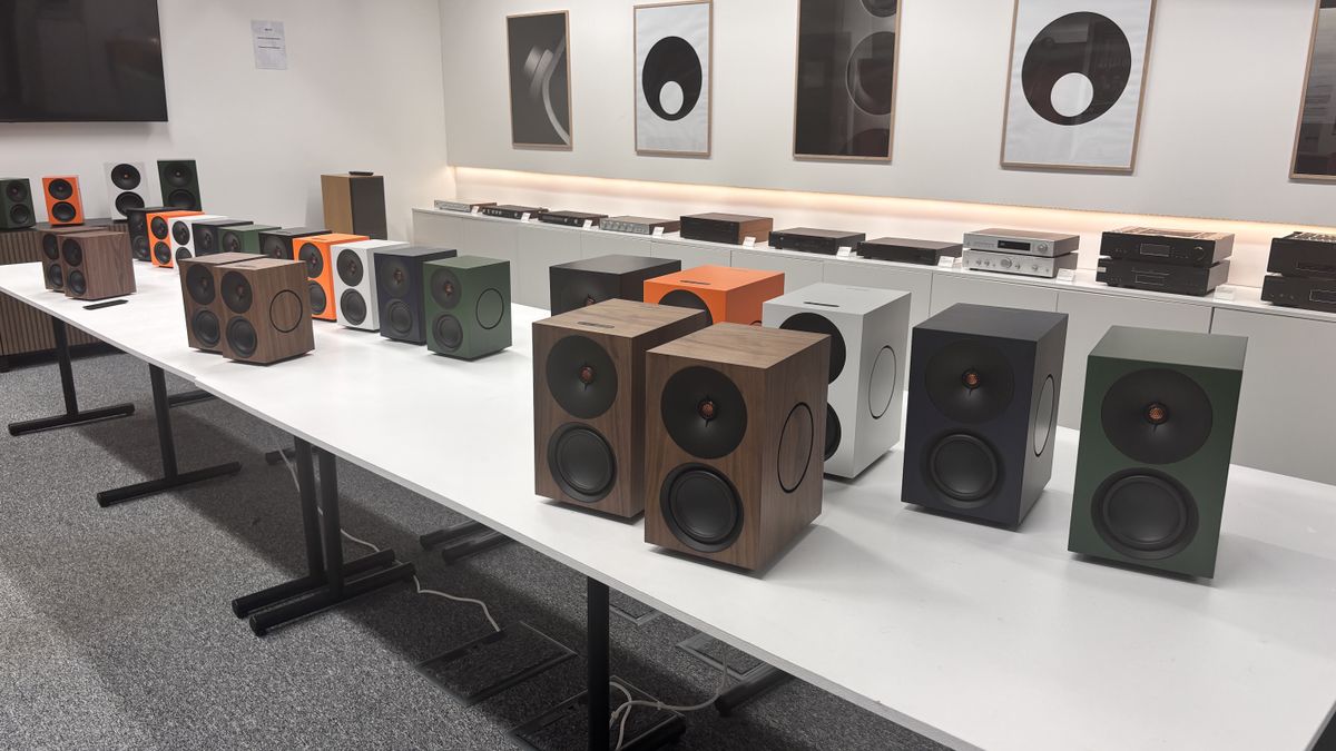 Cambridge L/R X wireless speaker system in real walnut veneer