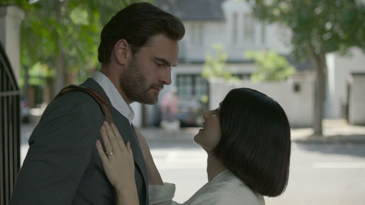 Tom Bateman and Eve Hewson in Netflix&#039;s Behind Her Eyes (Season 1, ep. 101, aired Feb. 17, 2021)