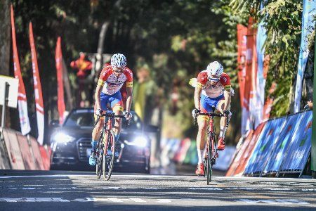 Davidenok and Fedosseyev approach the line