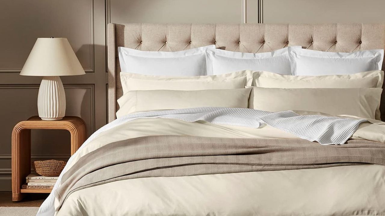 Boll &amp; Branch Signature Hemmed Sheet Set, made from Egyptian cotton, on a bed.