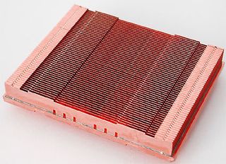 Solid copperplate of the Xeon heat sink from Cooler Master. Later, the fine copper elements were removed