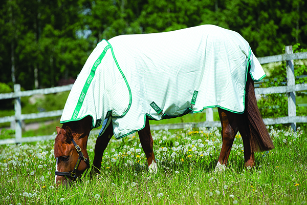 The classic white and green checked flysheet, made from lightweight, water resistant ripstop polyester with a detachable hood. Water resistant, lightweight polyester ripstop outer that protects the horse's coat from UV damage and keeps flies away.