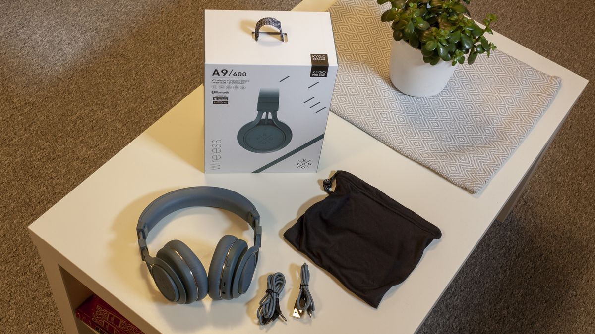 I esken finner du en oppbevaringspose, en USB-kabel og en 3,5 mm lydkabel.