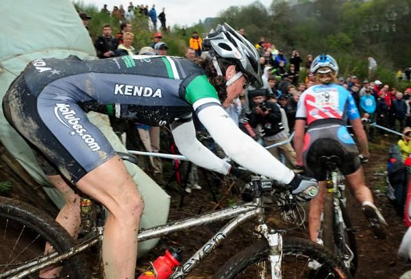 Mary McConneloug (Kenda-Seven-No Tubes) chases Heather Irmiger (Subaru / Gary Fisher)
