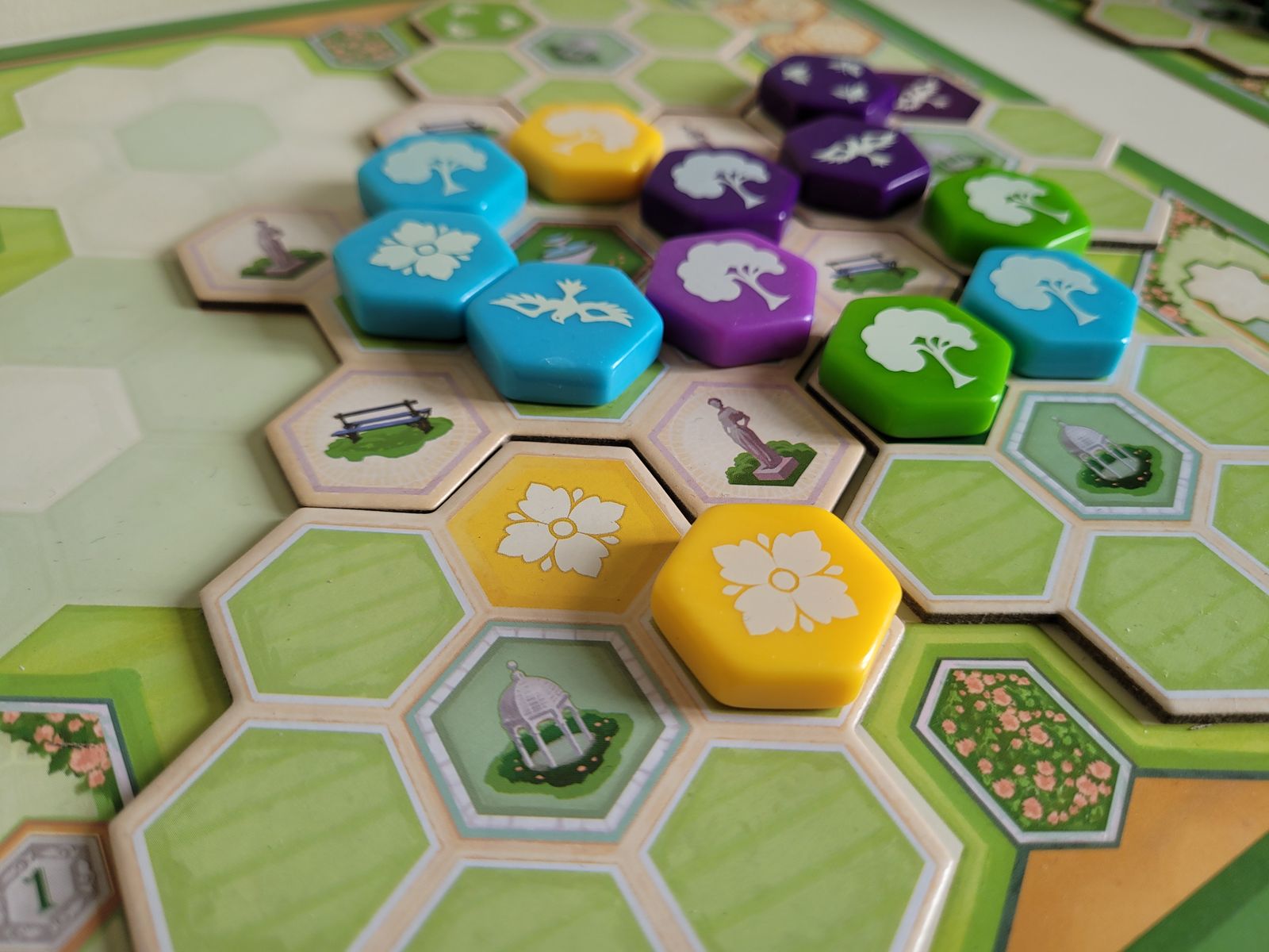 Azul Queen's Garden review: a mechanics and strategy master | T3