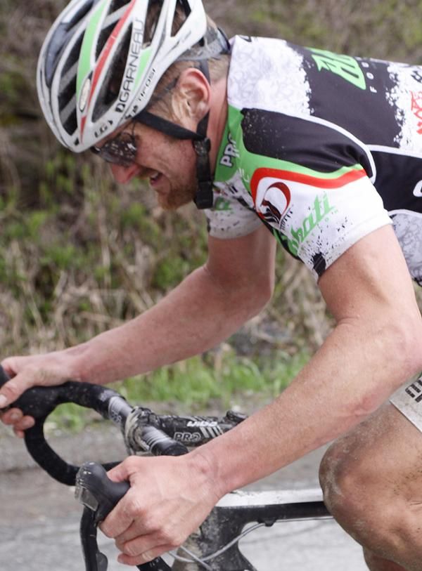 Despite hard work and suffering during the break Floyd Landis (Bahati Foundation) manages to hang on to second place.
