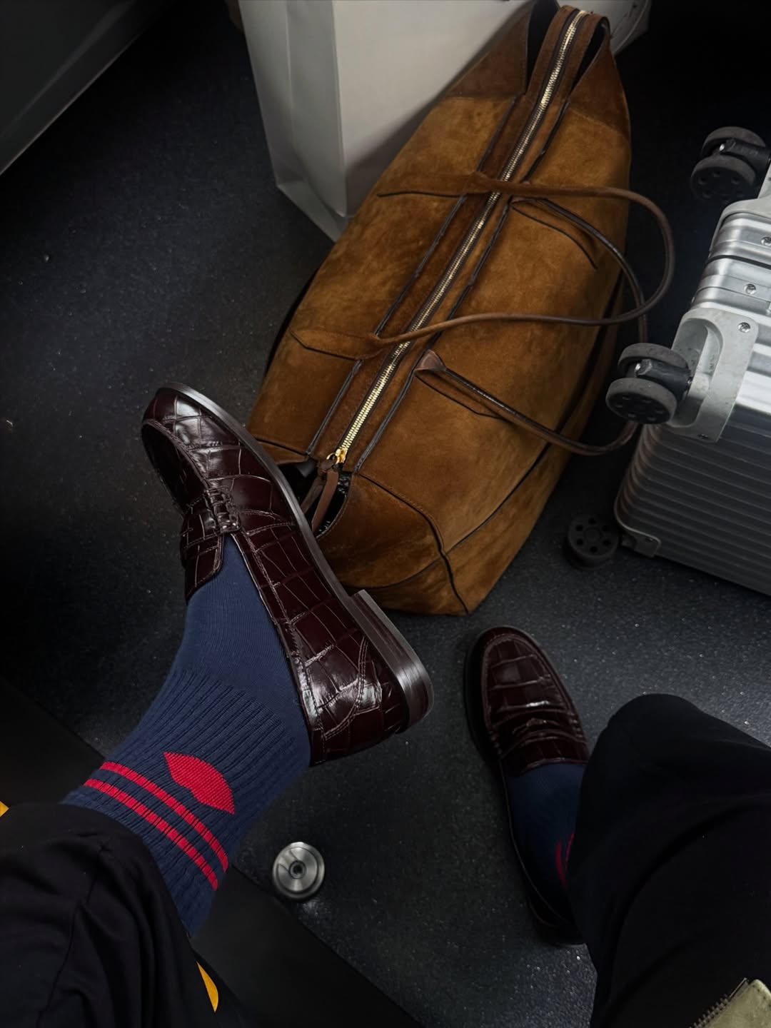 @abimarvel wears suede brown bag