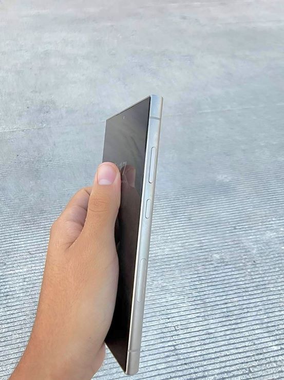 Galaxy S24 Ultra live images showing the screen