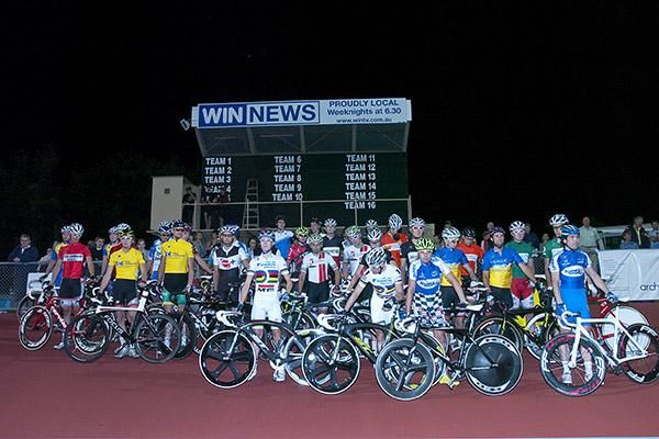 The teams of the 2011Bendigo International Madison pose for a photo prior to the 200 lap classic.