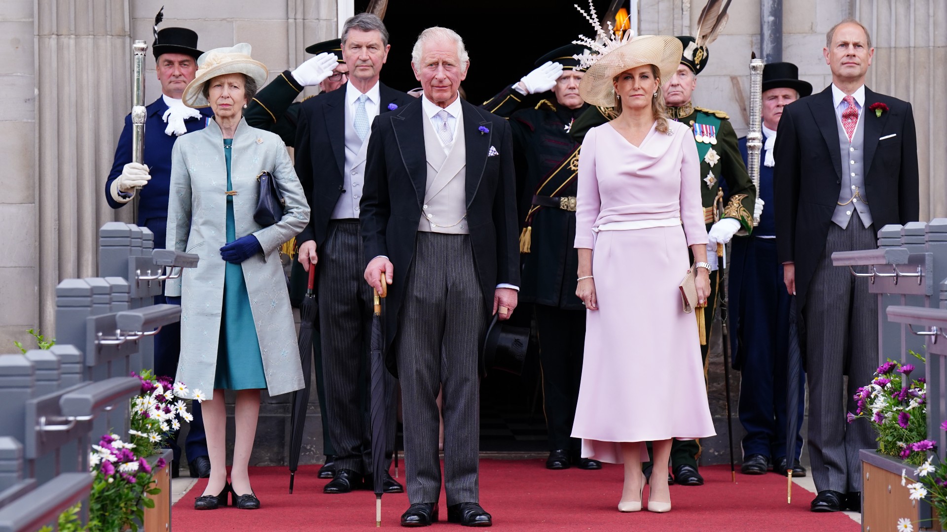 Královská princezna, viceadmirál sir Timothy Laurence, princ Charles, princ z Walesu, Sophie, hraběnka z Wessexu a princ Edward, hrabě z Wessexu během zahradní slavnosti v paláci Holyroodhouse