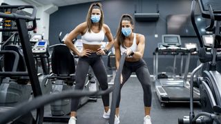 how to get your fitness motivation back: two people working out in a gym