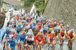 The peloton stays together early in the women's World Championship road race.