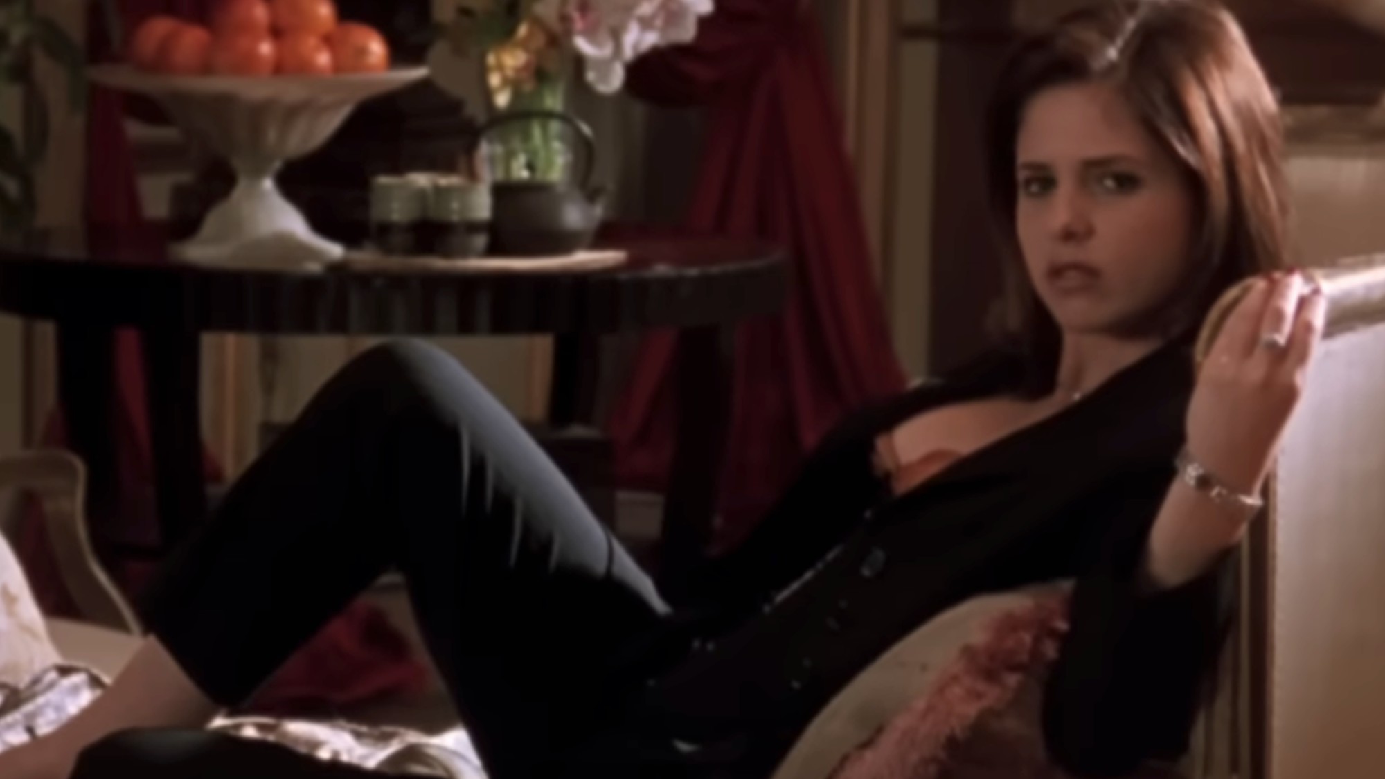 Sarah Michelle Gellar reclining seductively on a couch in Cruel Intentions.