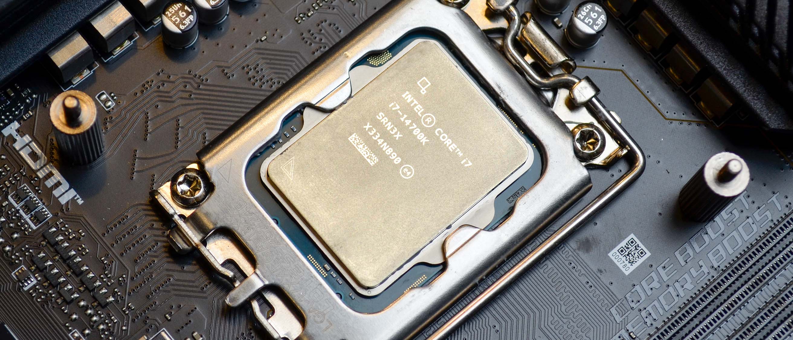 یک Intel Core i7-14700K که در یک مادربرد قرار گرفته است
