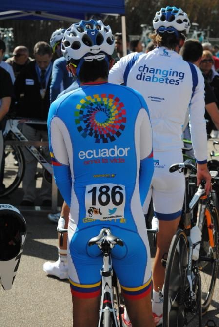Team Ecuador made its debut today. It couldn't race with the logo of its main sponsor, Movistar Ecuador, for being the same of Movistar Team