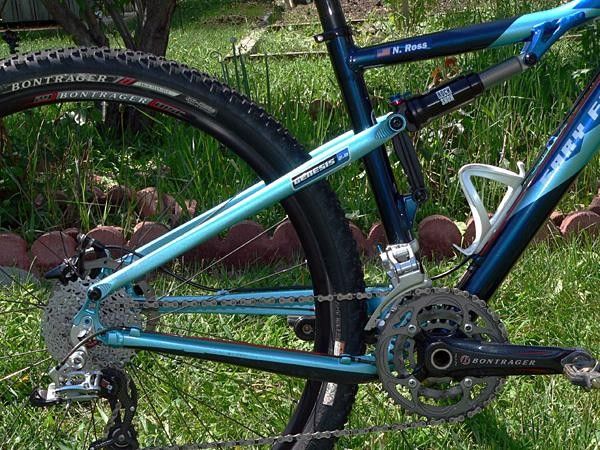 Asymetric chain stays are stiffer and lighter.