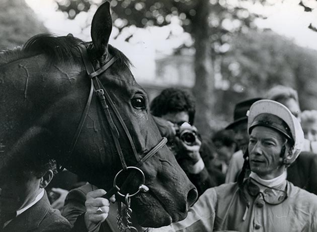 Lester Piggott and Prix de l&rsquo;Arc de Triomphe horse race winner Alleged in 1977