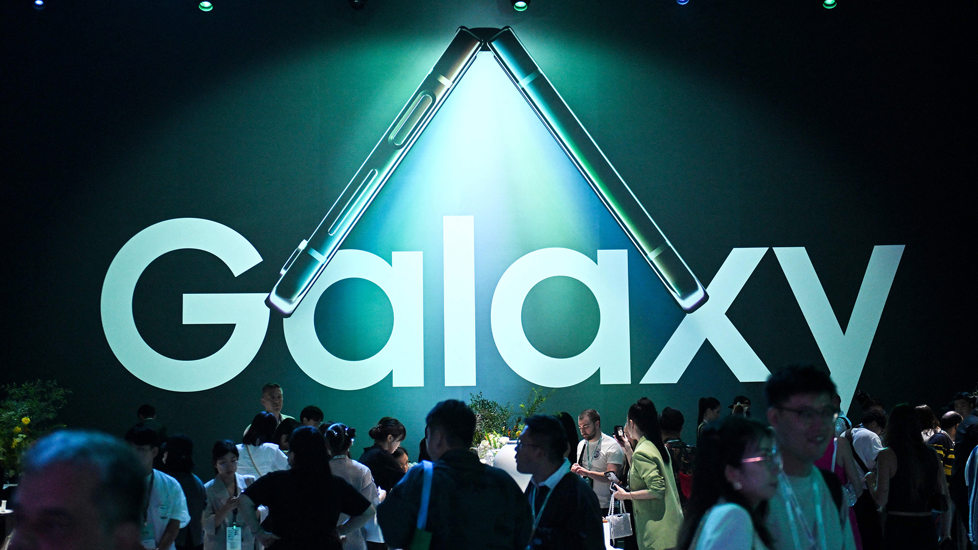 Samsung Galaxy Unpacked 2023 &ndash; crowd near a Galaxy sign at the event