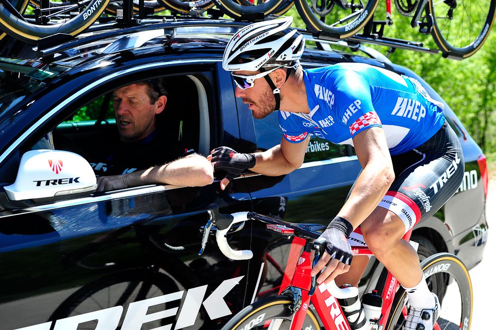 Giacomo Nizzolo (Trek-Segafredo) at the team car.