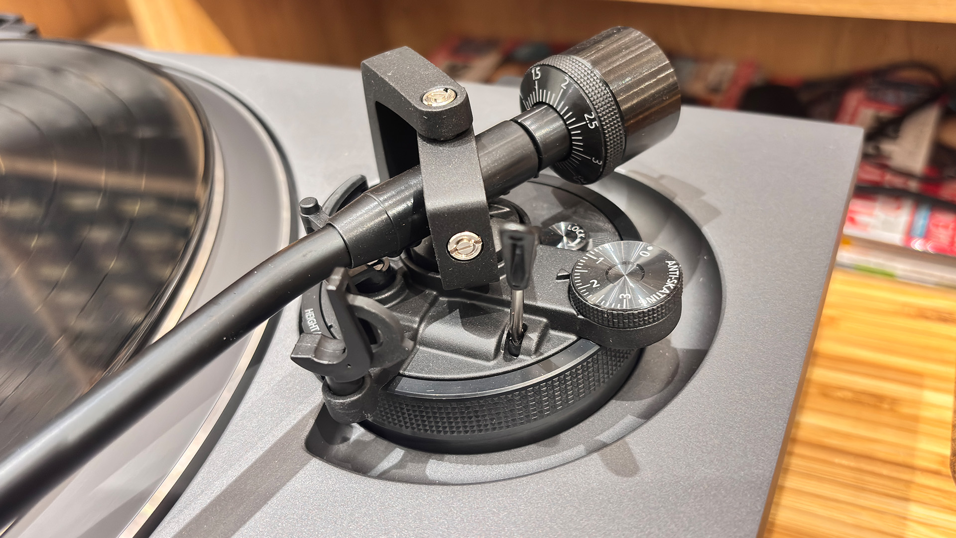Technics SL-1500CS turntable detail of tonearm