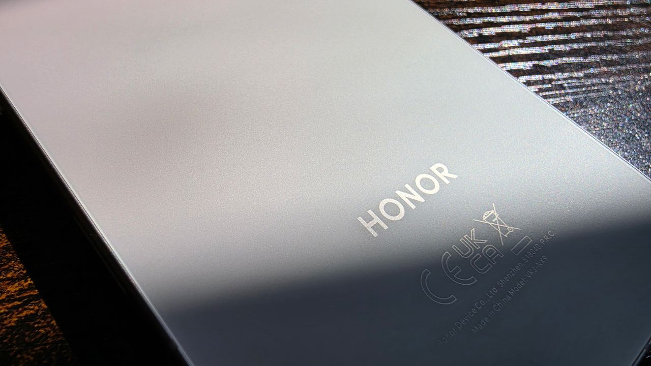 The Honor 600 on a desk