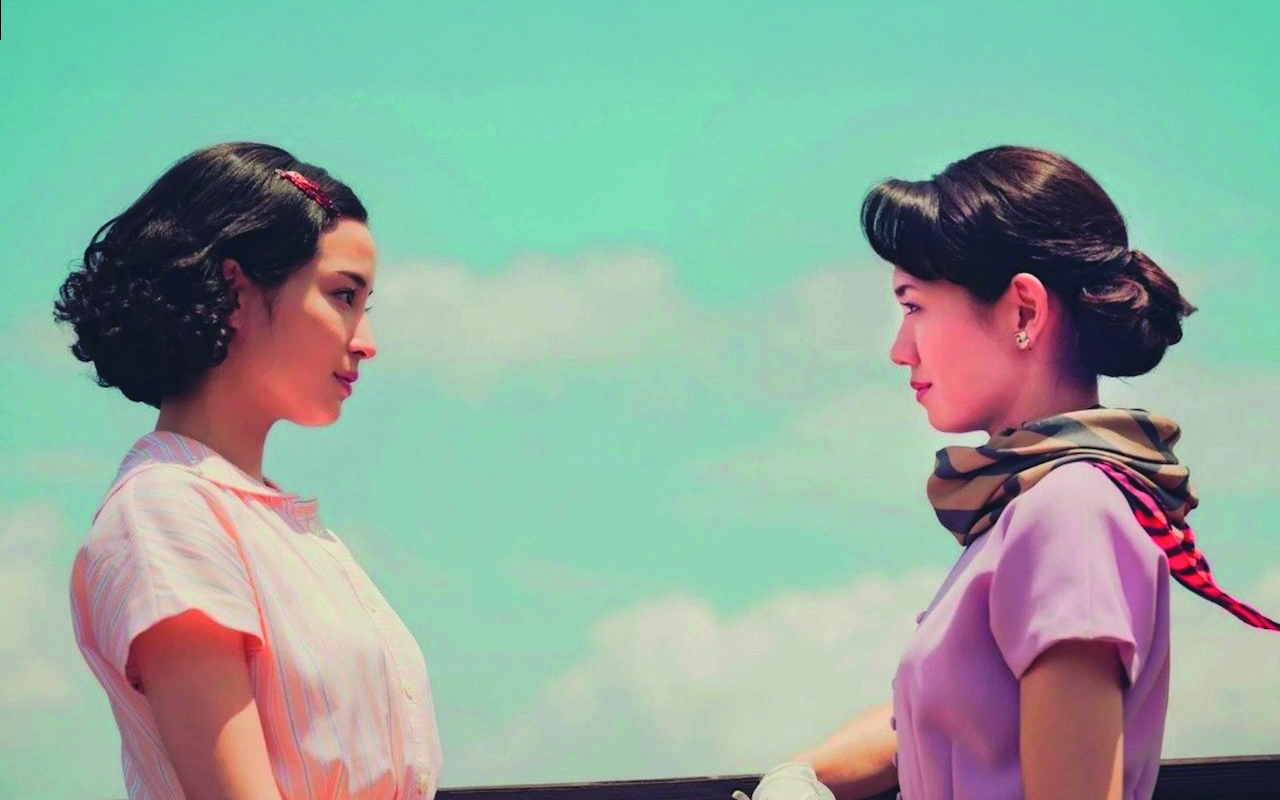 Suzu Hirose and Fumi Nikaido in A Pale View of Hills