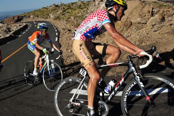 Rafael Valls (Footon-Servetto) leads Vincenzo Nibali (Liquigas-Doimo) around a corner