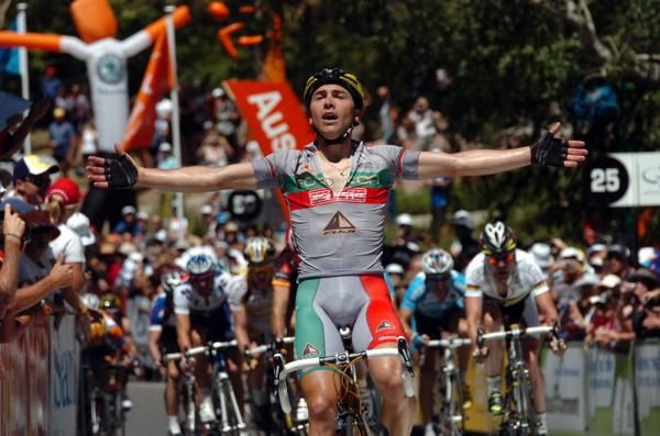 Cardoso finishes just ahead of the chasing pack