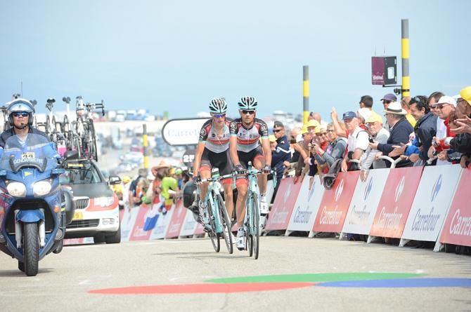 Andreas Kloden leads Andy Schleck to the top