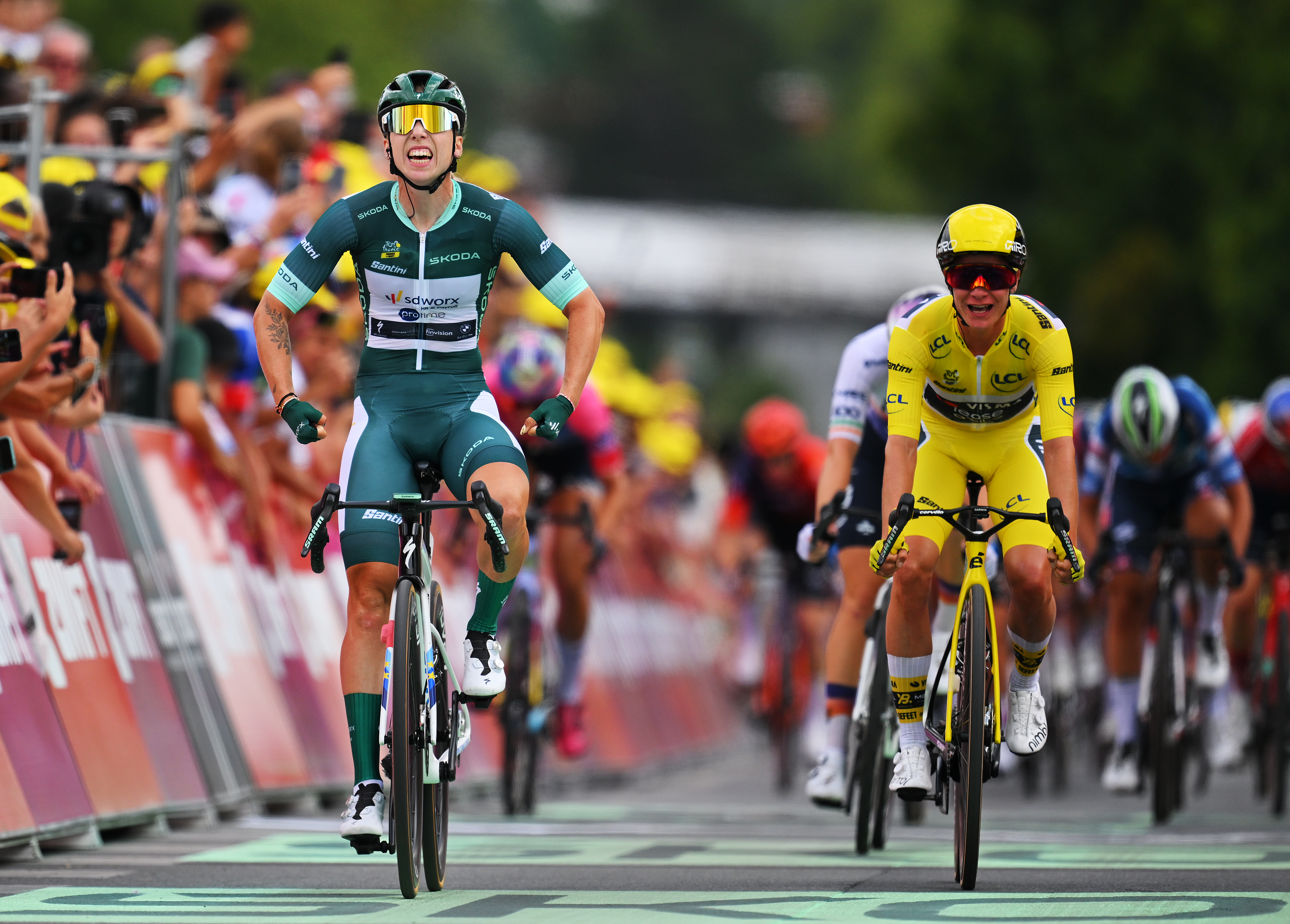 Lorena Wiebes wins stage 4