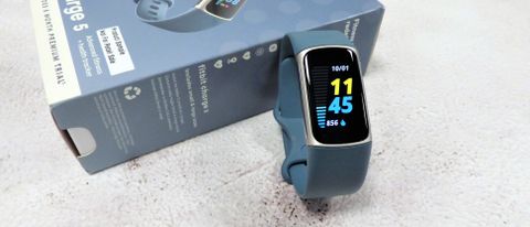 Fitbit Charge 5 med tændt skærm