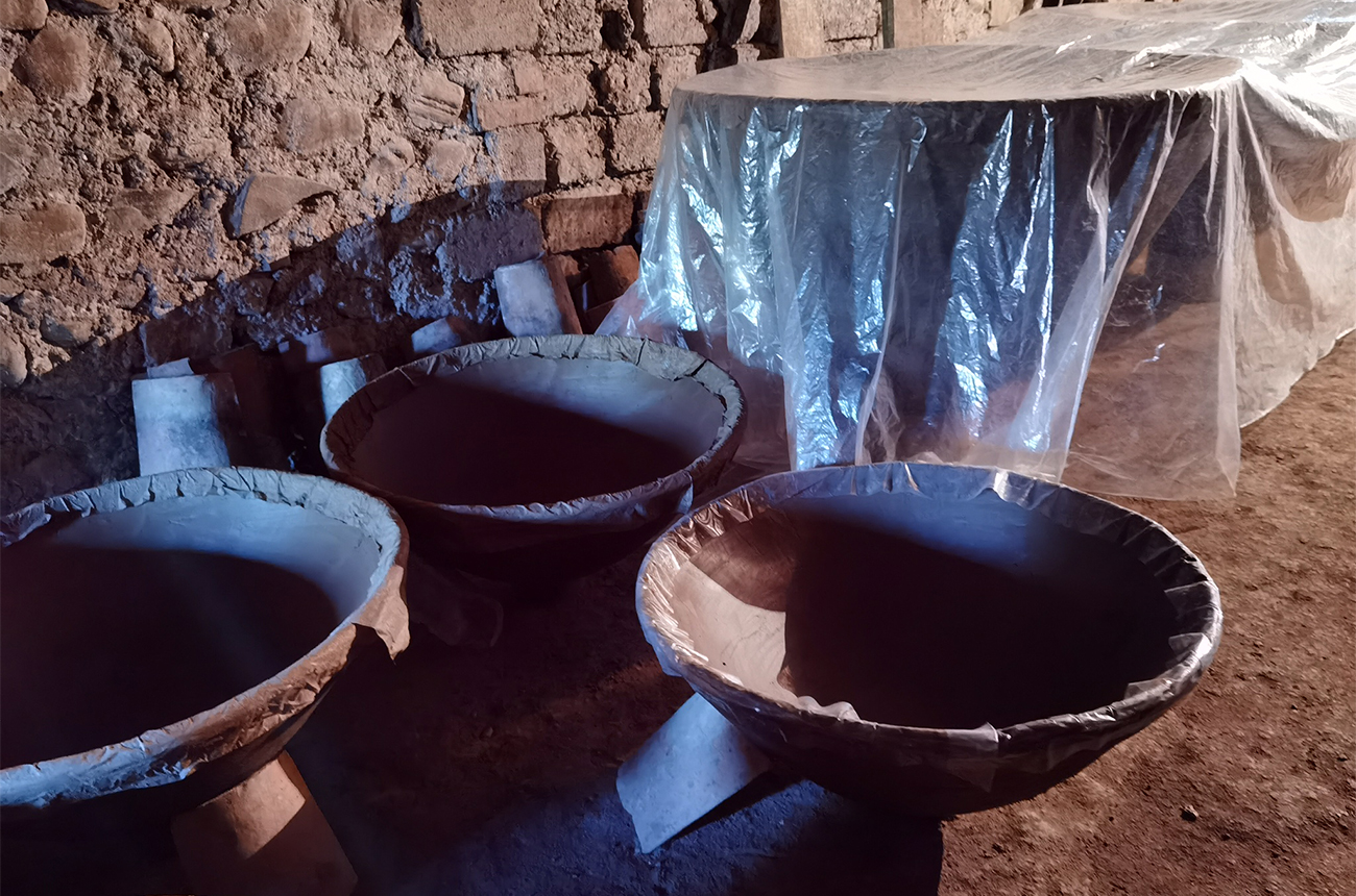 Qvevri-shaping-the-base.jpg