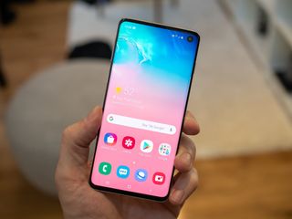 Holding the Samsung Galaxy S10