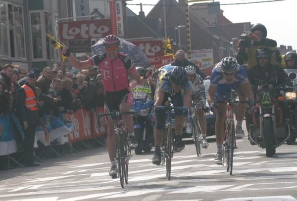 2003: Andreas Klier (Telekom) becomes the first German to win Gent-Wevelgem in its 69 year history, winning a five man sprint from Henk Vogels (Navigators) and Tom Boonen (Quick.Step).