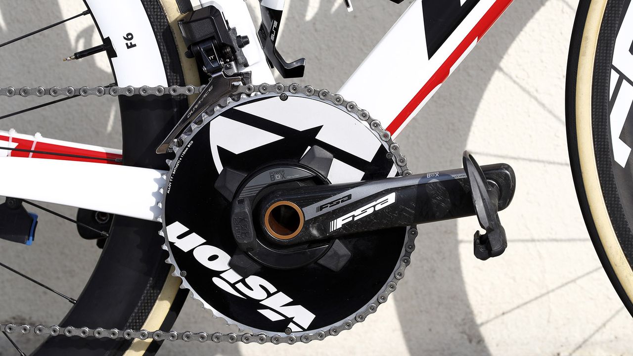 The bike is equipped with a Vision Powerbox crankset with aerodynamic Vision chainrings