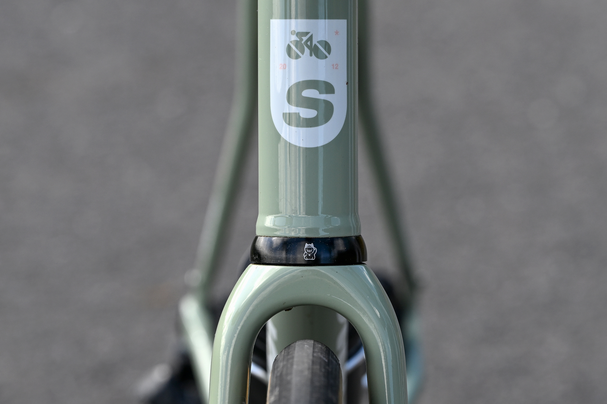 close up of the standert logo on the head tube