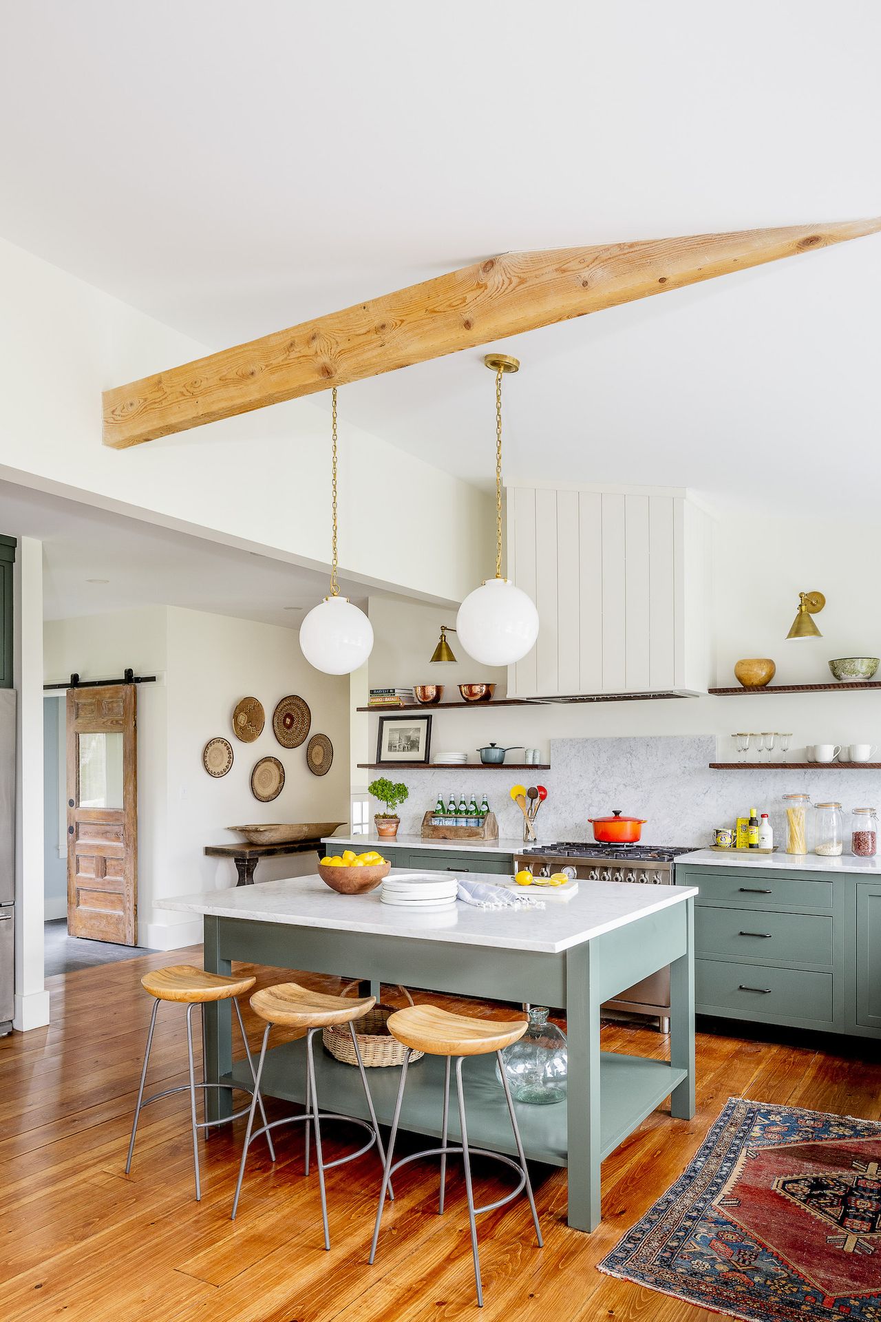 How do I make my kitchen look farmhouse? 12 elements experts always ...