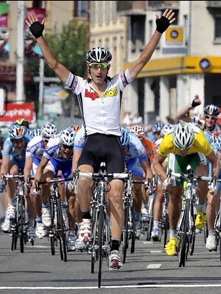 George Hincapie (High Road) attacked in the final kilometre to take the second stage.