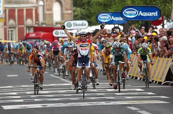 Robbie McEwen (Davitamon-Lotto) wins the stage