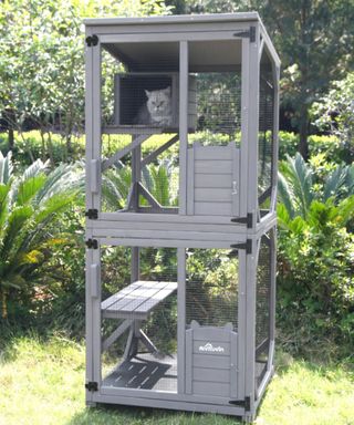 A freestanding painted catio