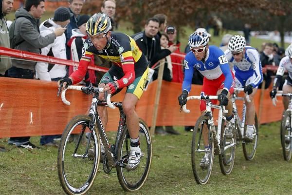 Sven Nys ((Landbouwkrediet-Colnago) and Francis Mourey ((Fran&ccedil;aise Des Jeux) lead the chase of Albert and Stybar.
