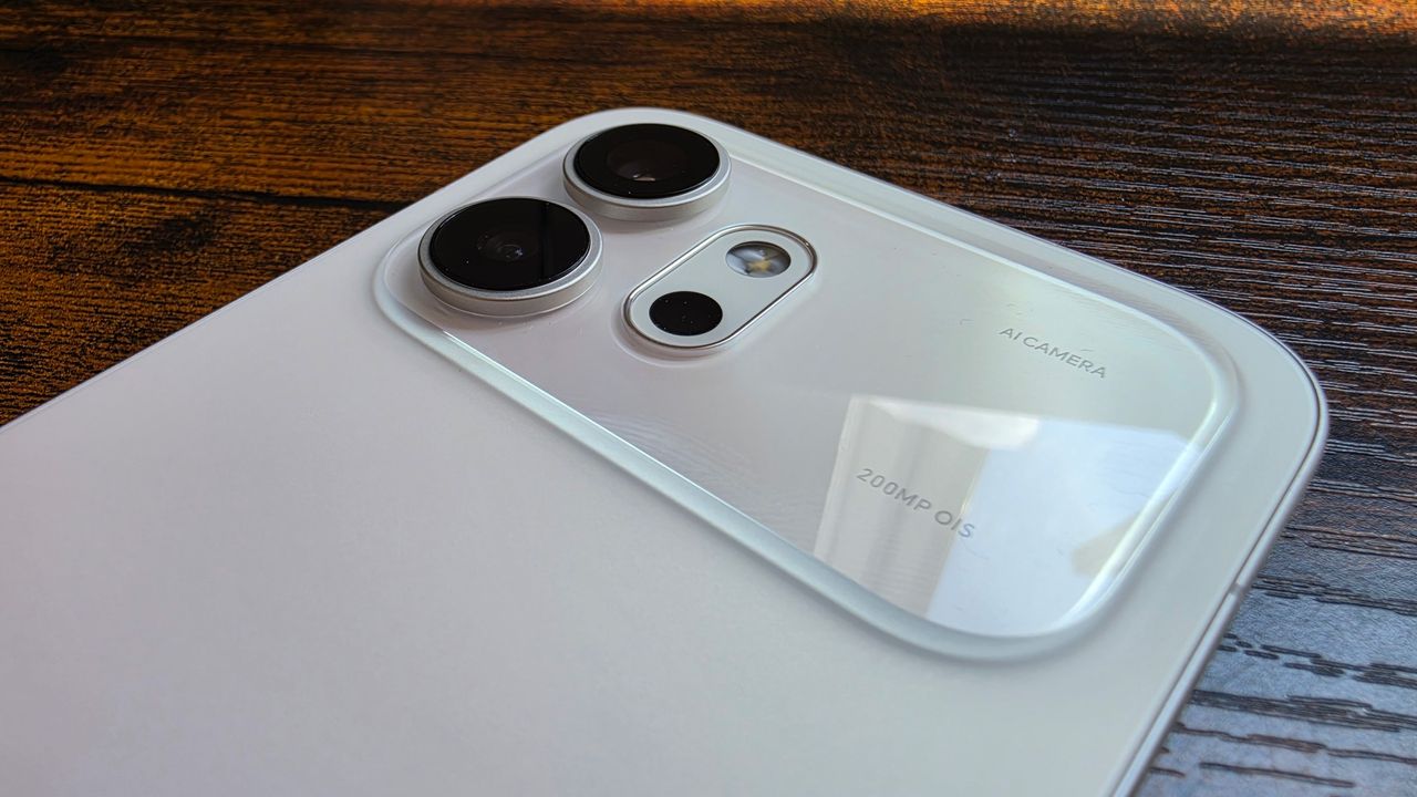 The Honor 600 on a desk