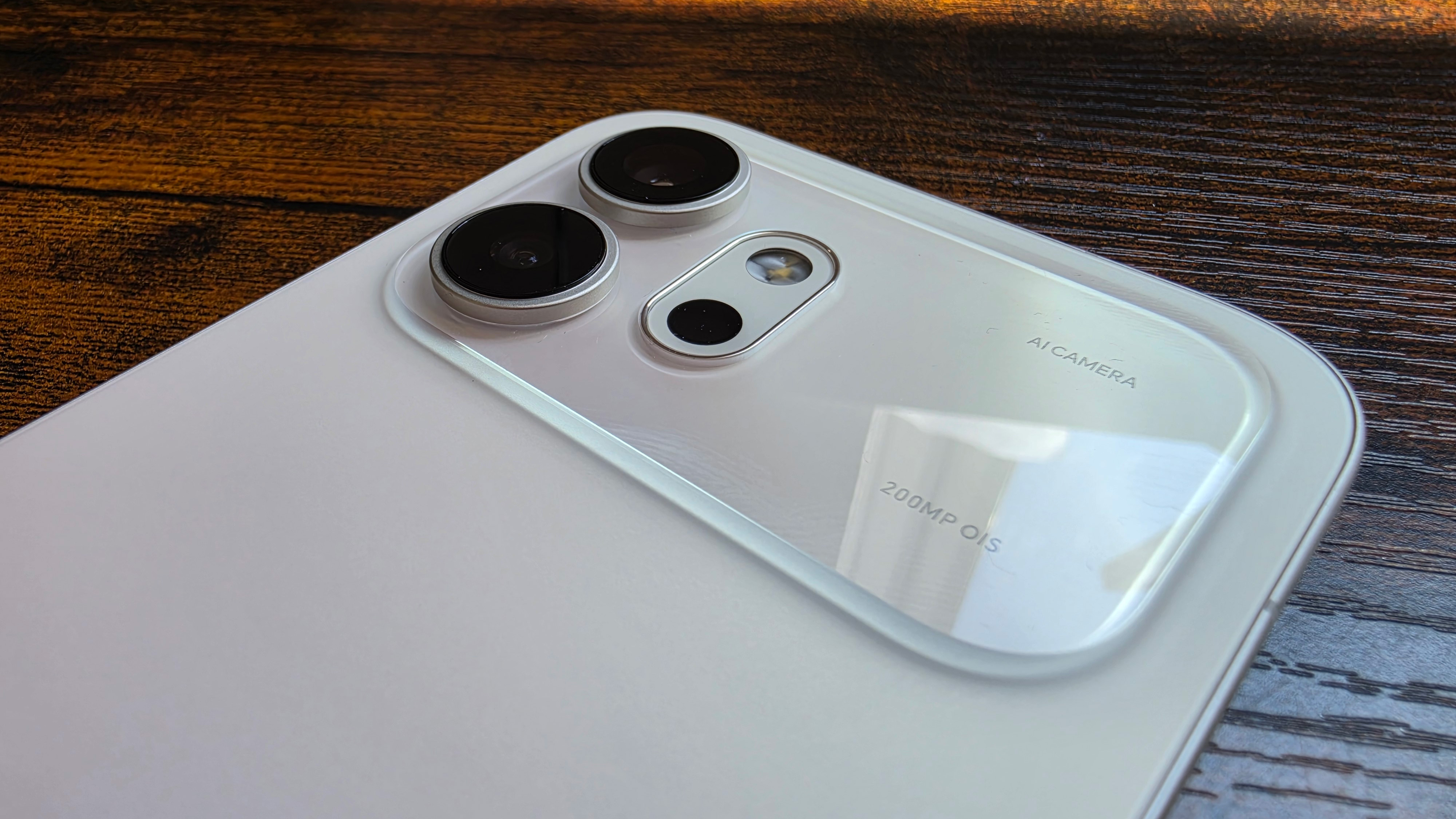 The Honor 600 on a desk