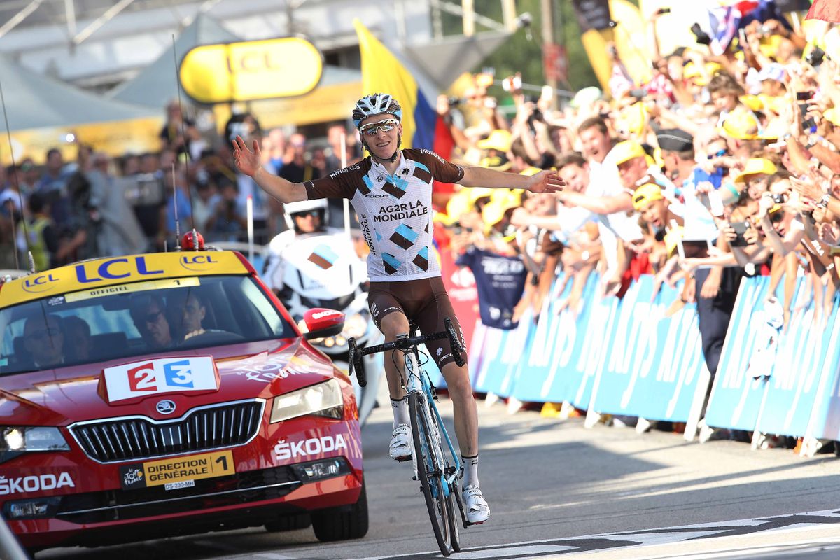 Romain Bardet wins in Saint-Jean-de-Maurienne.