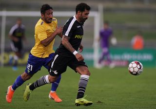 MAFRA, PORTUGAL - AUGUST 25: Bruno Simao of Casa Pia AC with Joao Gois of GD Estoril Praia in action during the Liga Pro match between Casa Pia AC and GD Estoril Praia at Estadio do Parque Desportivo Municipal de Mafra on August 25, 2019 in Mafra, Portugal. (Photo by Gualter Fatia/Getty Images)