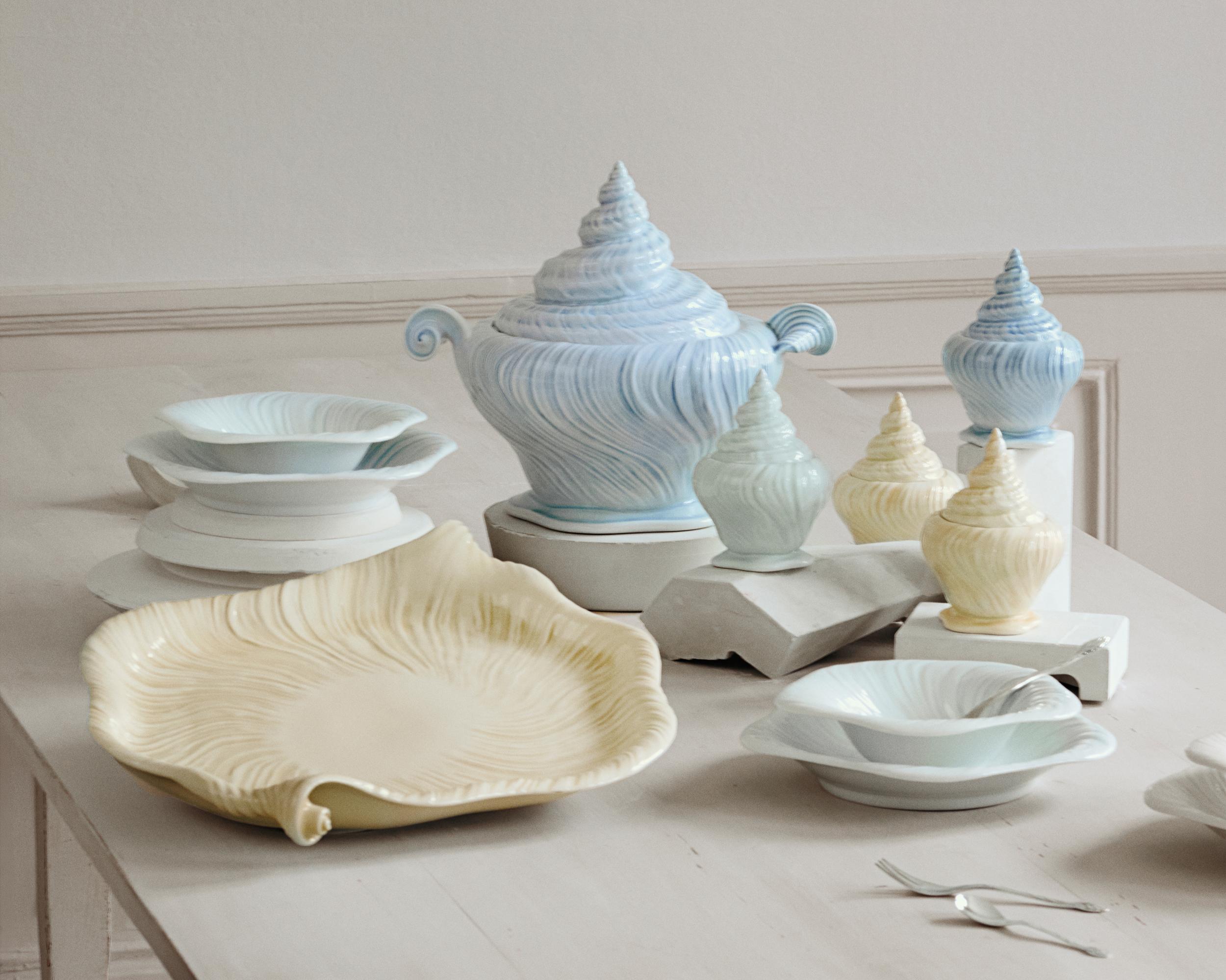 Shell-shaped porcelain vessels