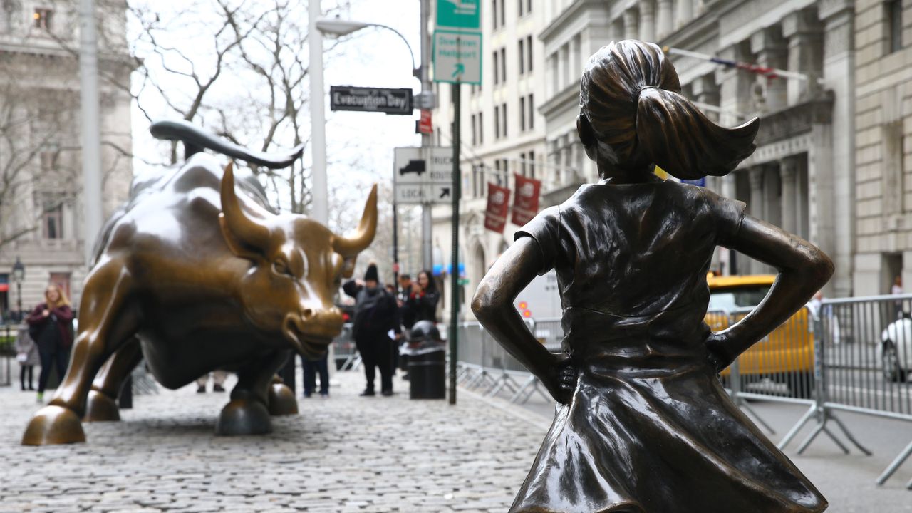 &#039;Fearless Girl&#039; statue face off Wall Street Bull in New York