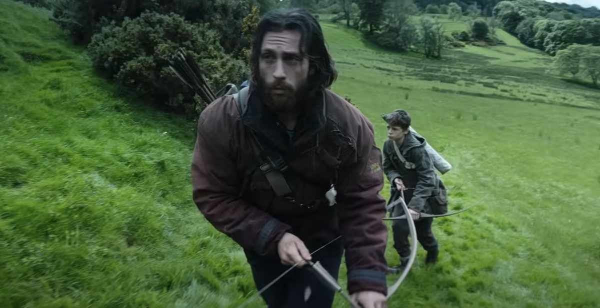 Aaron Taylor-Johnson with a bow and arrow in 28 Years Later